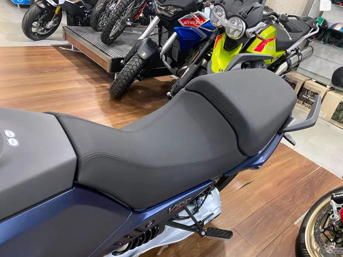 Moto Guzzi V100 Mandello (2025 - 26) (6)