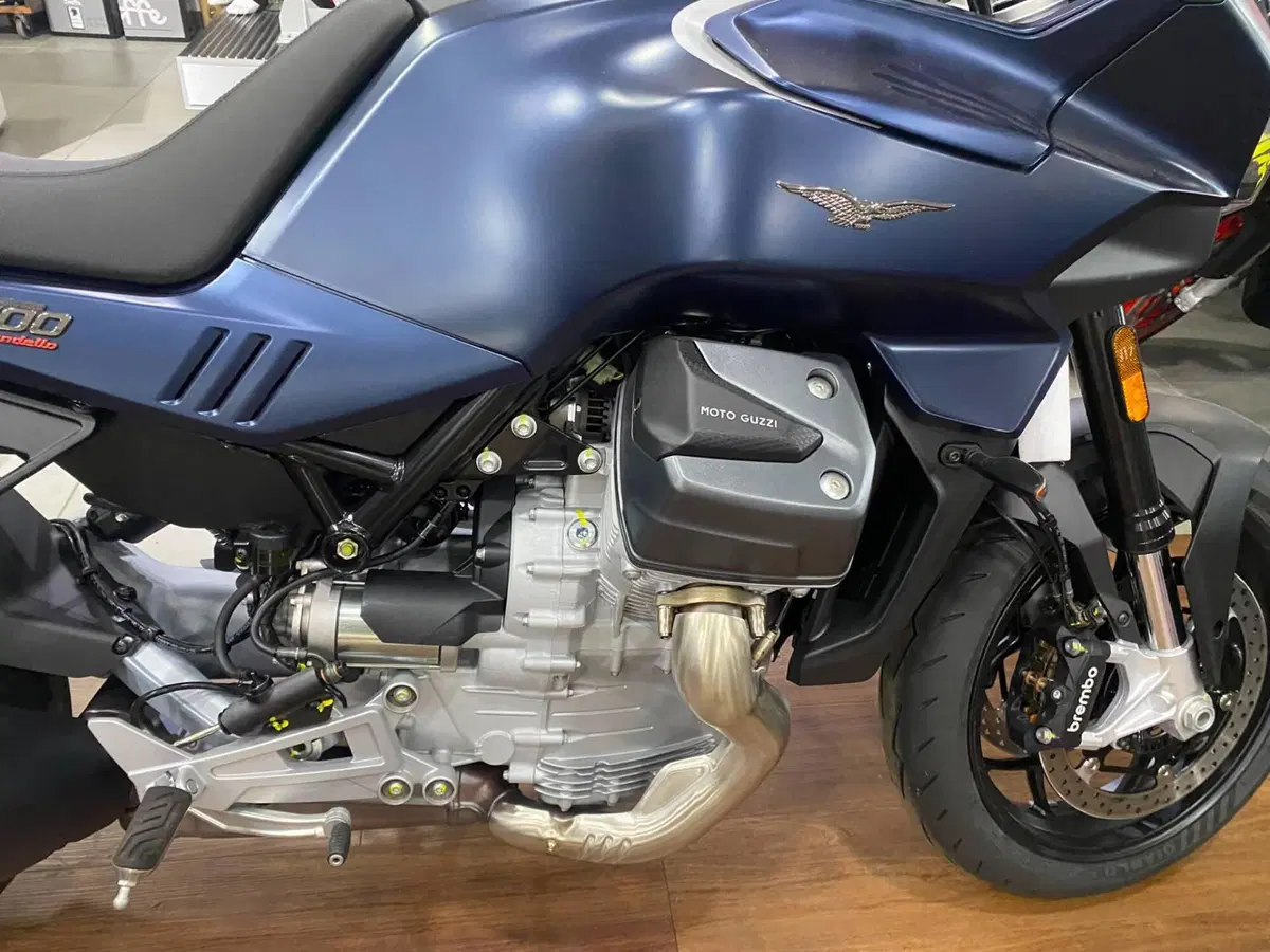Moto Guzzi V100 Mandello (2025 - 26) (7)