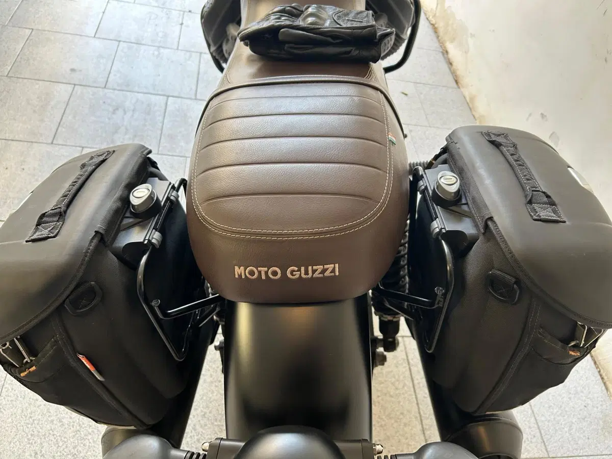 Moto Guzzi V7 III Stone (2017 - 20) (4)