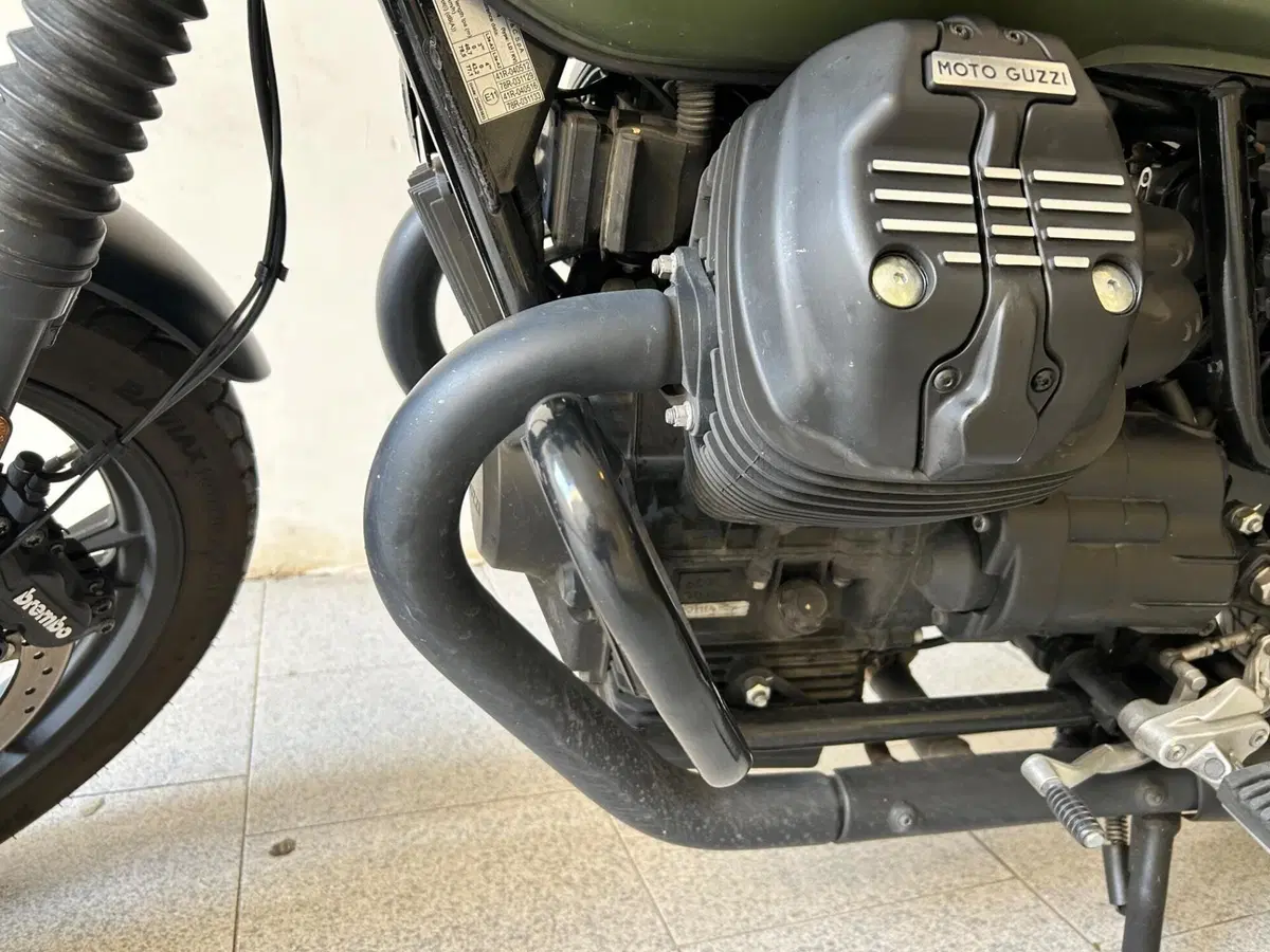 Moto Guzzi V7 III Stone (2017 - 20) (7)