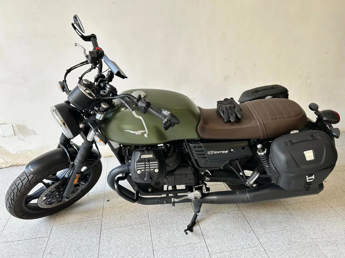 Moto Guzzi V7 III Stone (2017 - 20) (9)