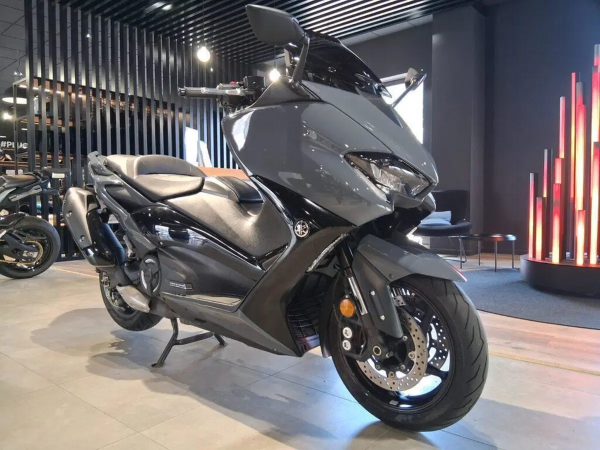 Yamaha T-Max 560 Tech Max (2021) (2)