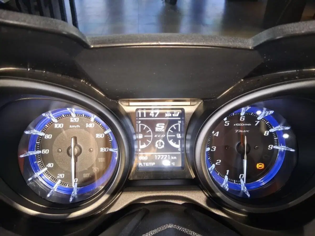 Yamaha T-Max 560 Tech Max (2021) (12)