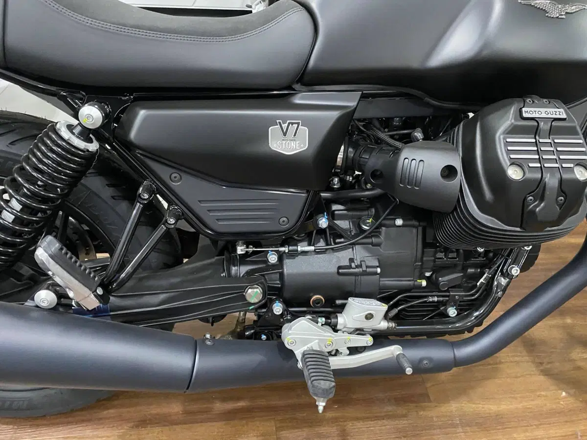 Moto Guzzi V7 Stone (2025 - 26) (4)