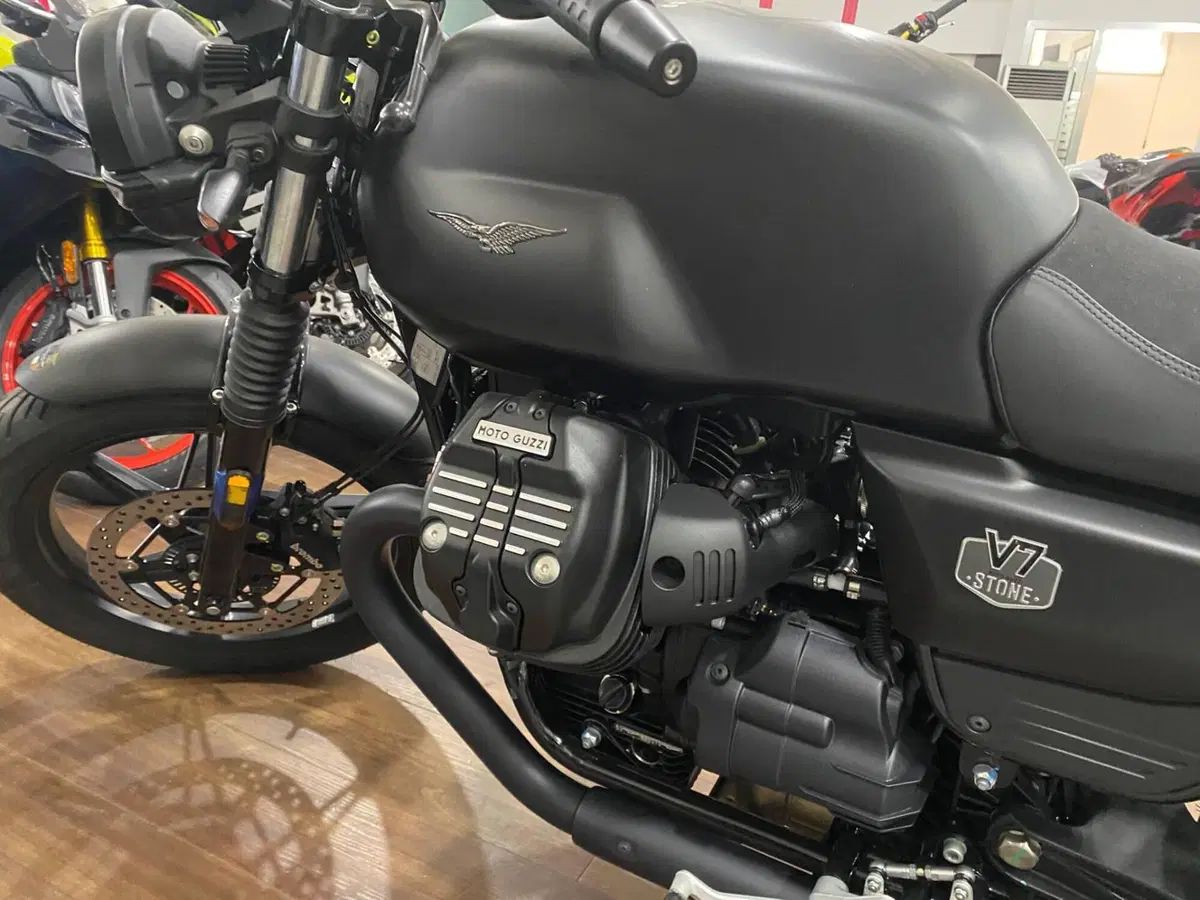 Moto Guzzi V7 Stone (2025 - 26) (5)