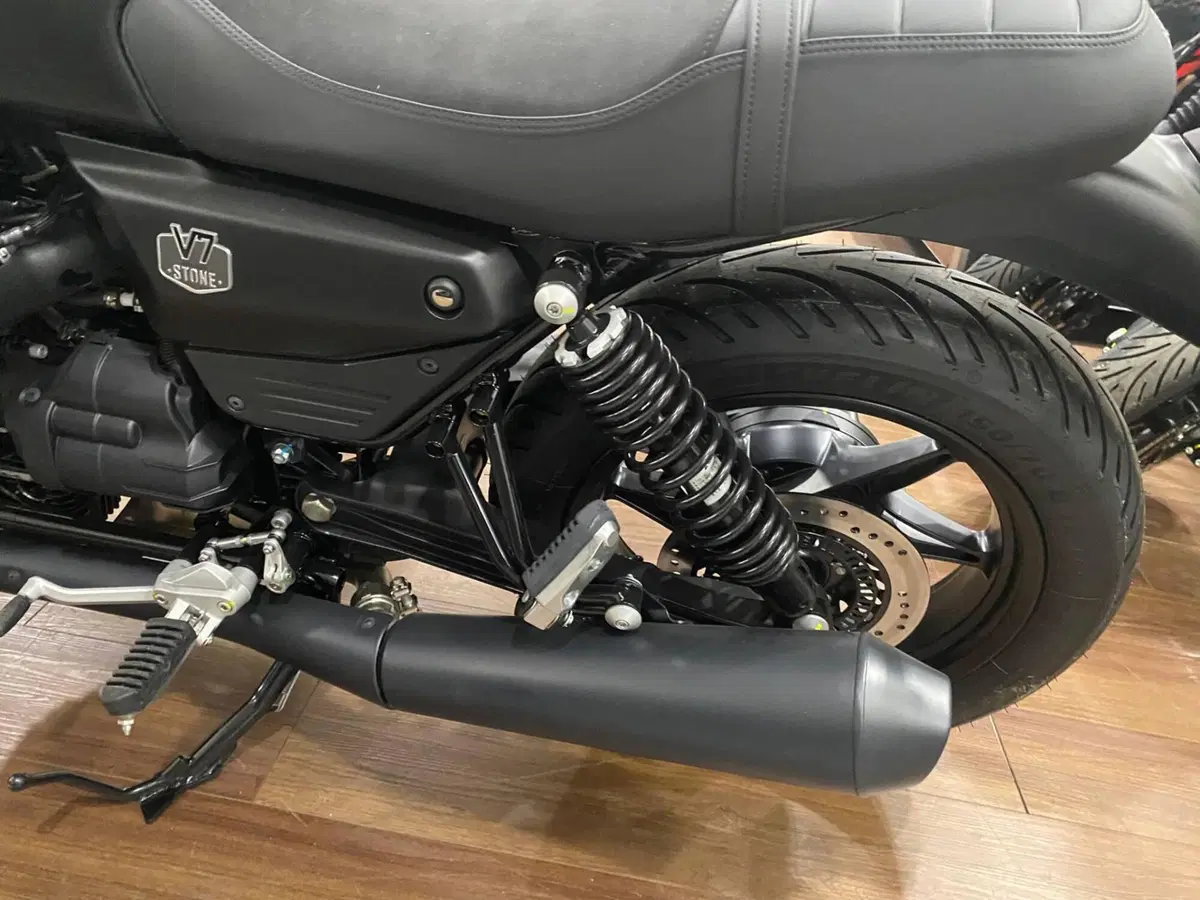 Moto Guzzi V7 Stone (2025 - 26) (6)
