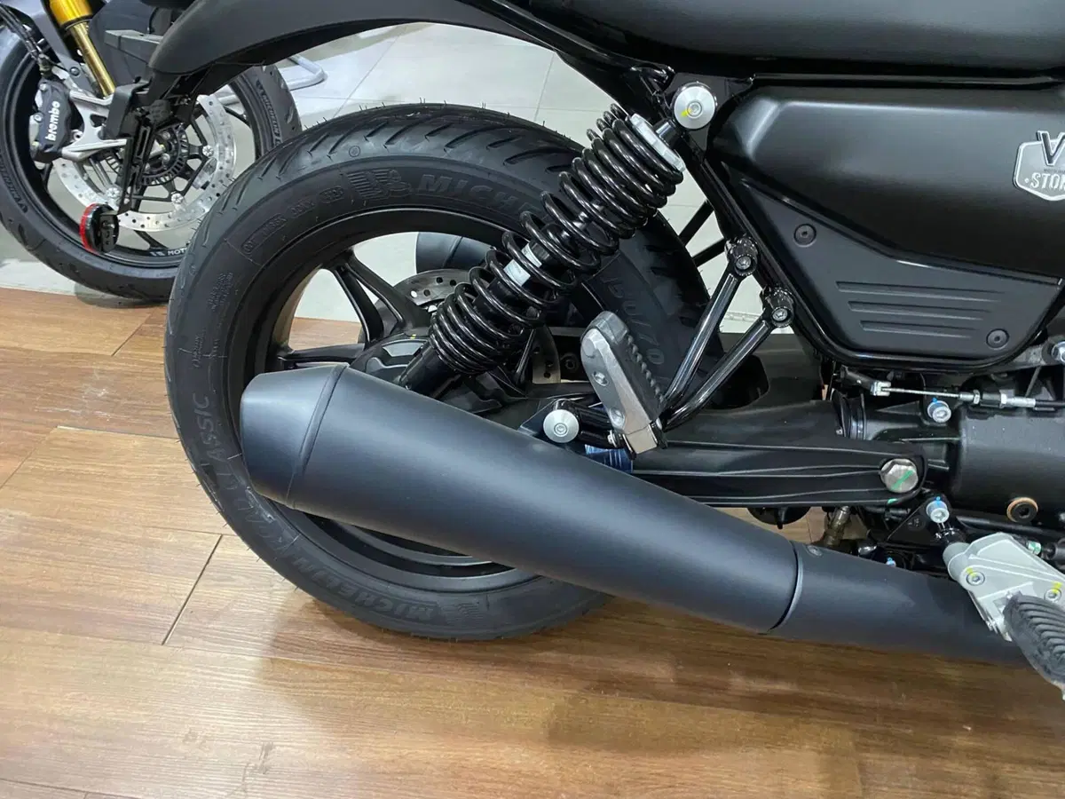 Moto Guzzi V7 Stone (2025 - 26) (9)