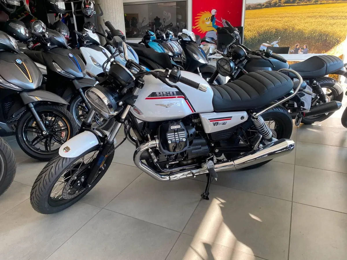 Moto Guzzi V7 Special (2025 - 26) (2)