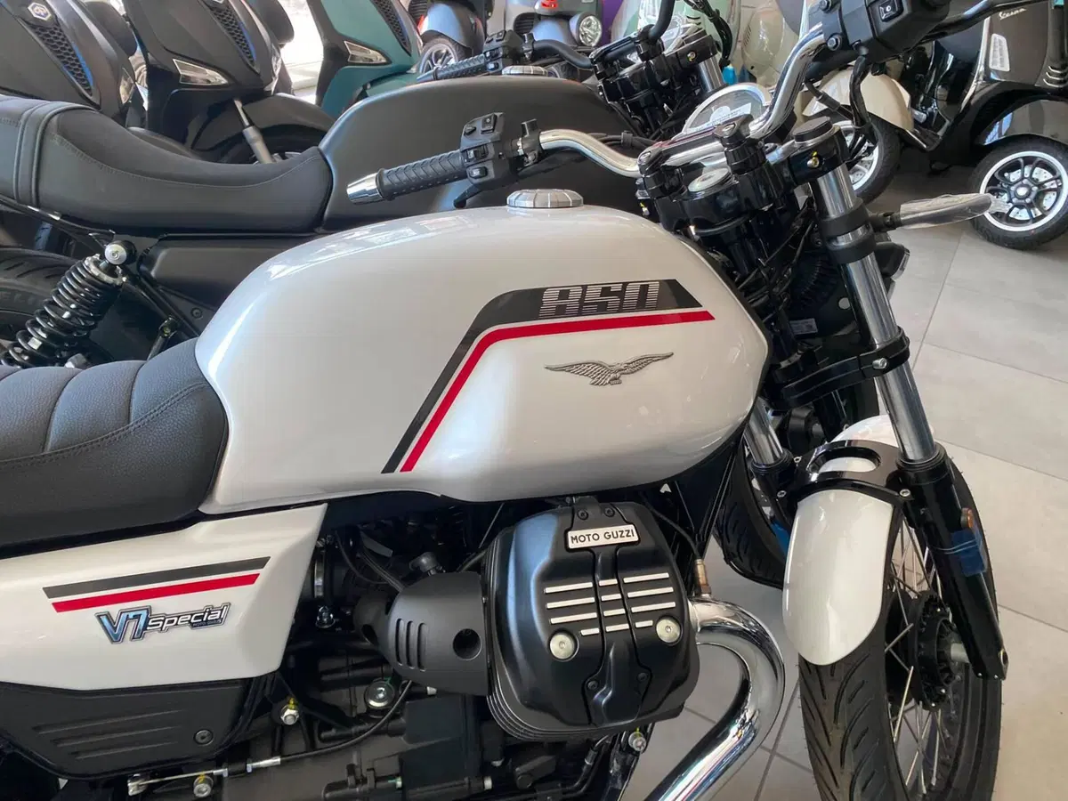 Moto Guzzi V7 Special (2025 - 26) (3)