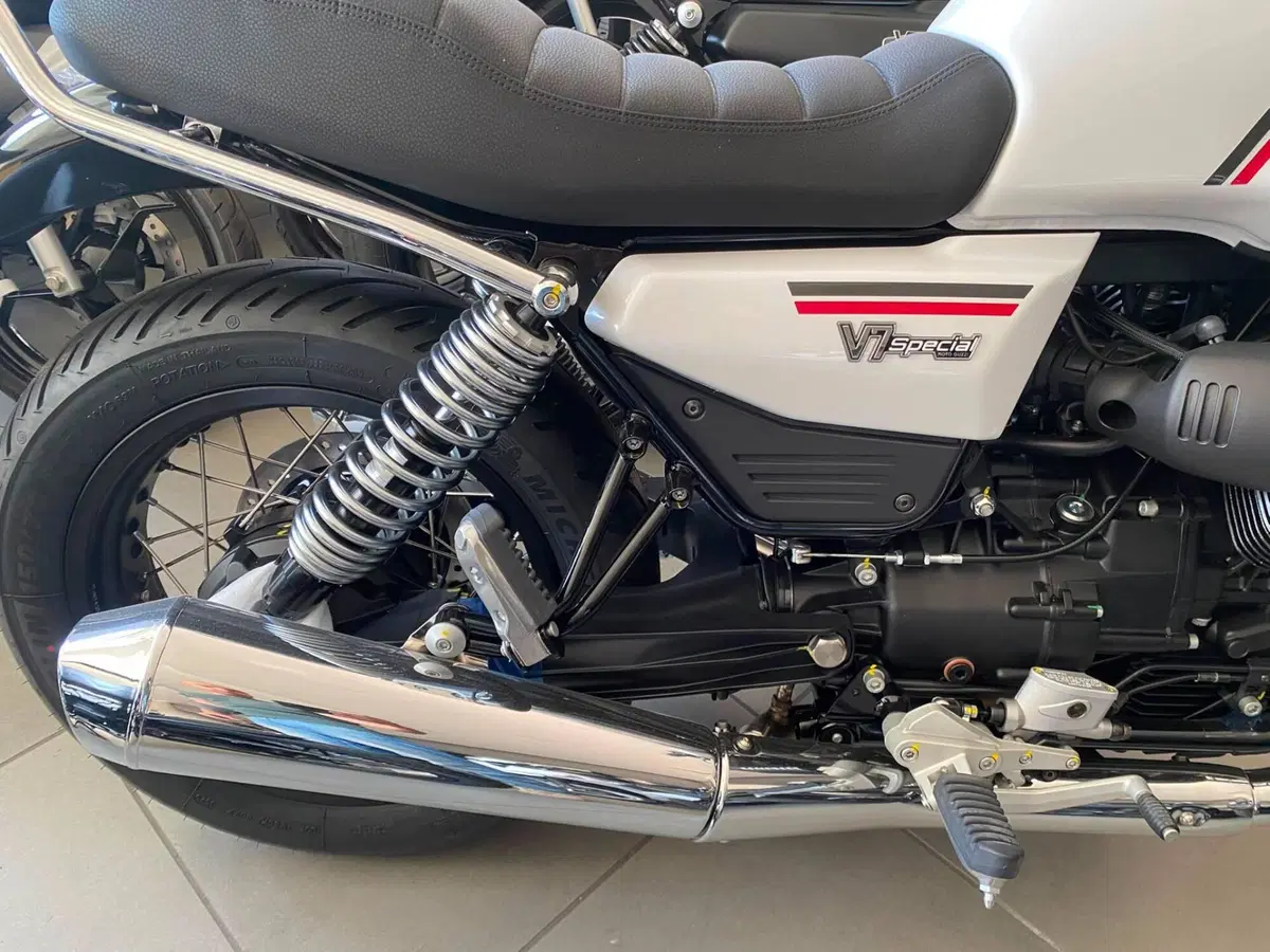Moto Guzzi V7 Special (2025 - 26) (4)