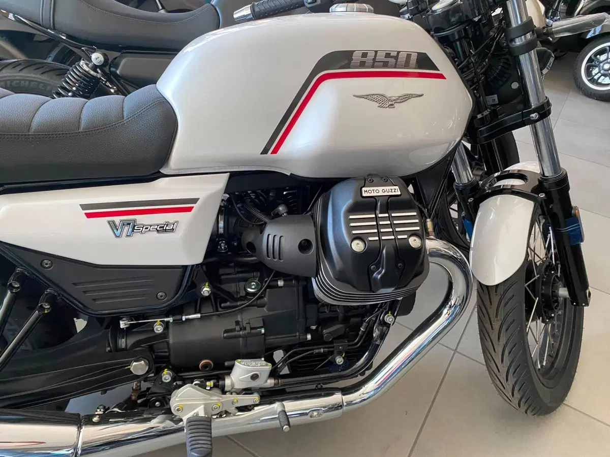 Moto Guzzi V7 Special (2025 - 26) (6)