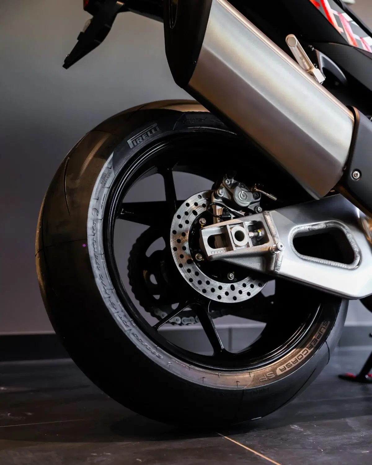 Aprilia Tuono V4 Factory (2025 - 26) (13)