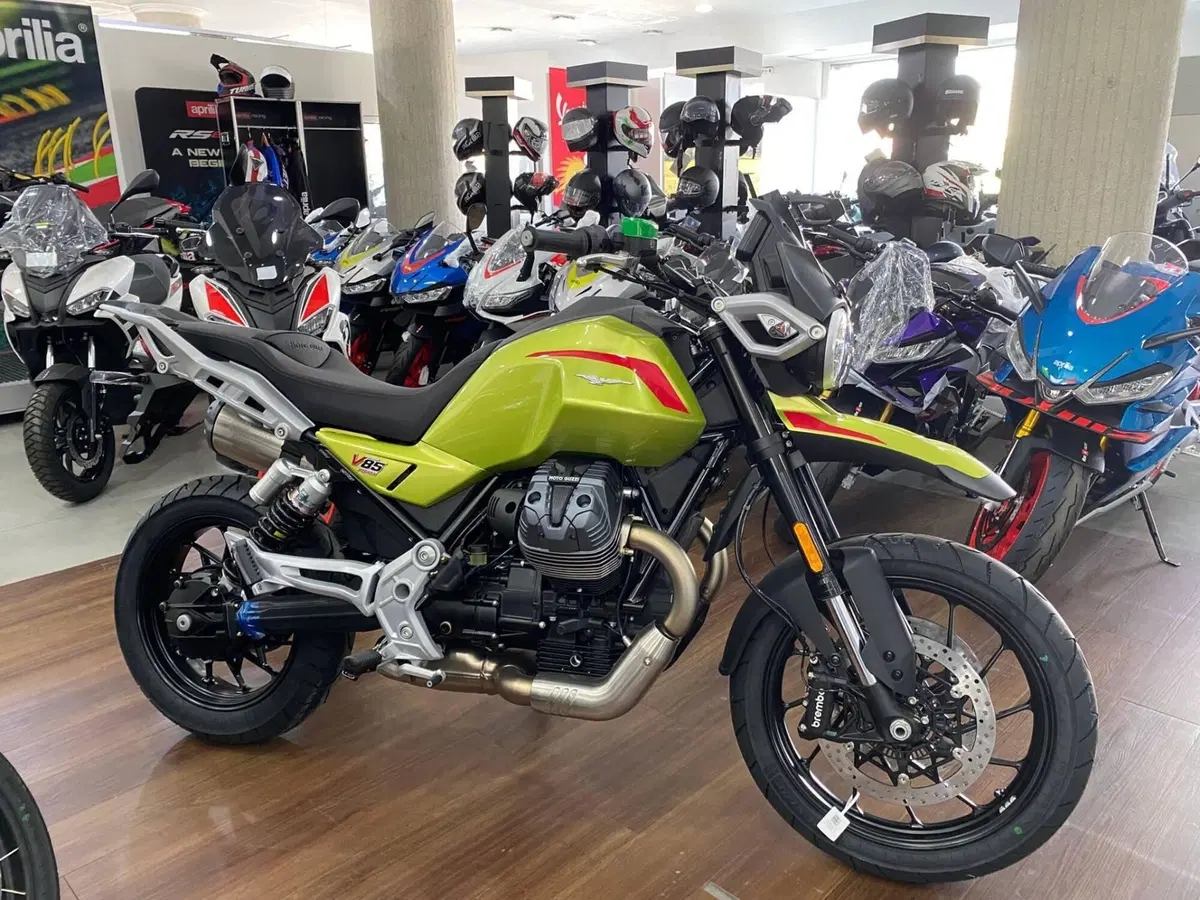 Moto Guzzi V85 Strada (2024 - 26)