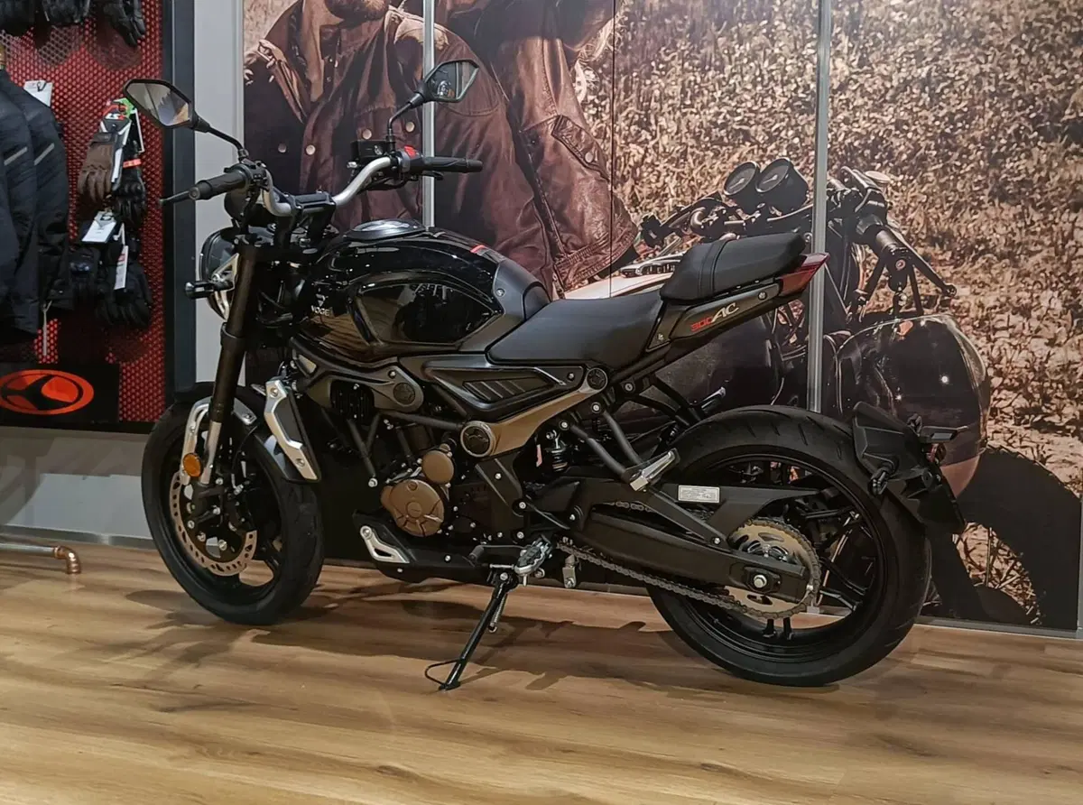 Voge Trofeo 300AC (2021 - 26) (4)