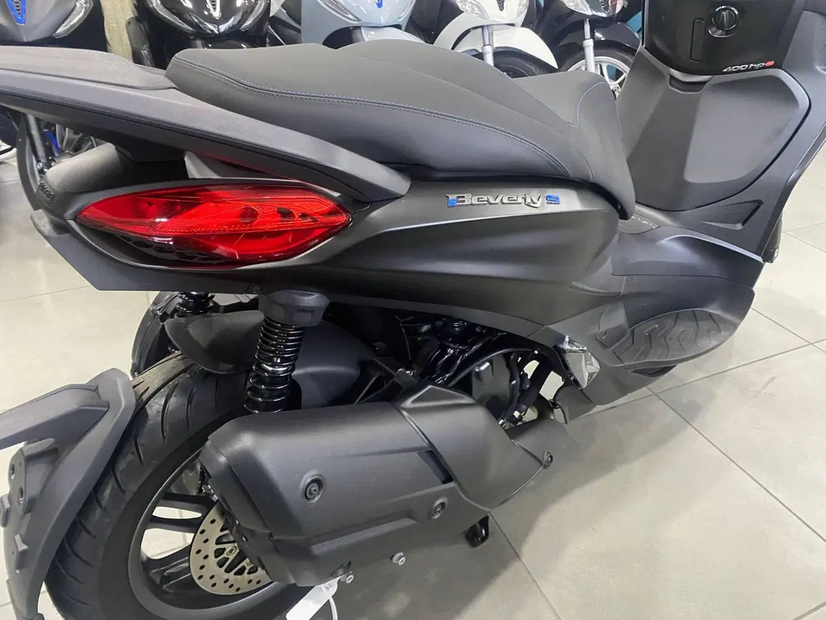 Piaggio Beverly 400 S (2025 - 26) (4)