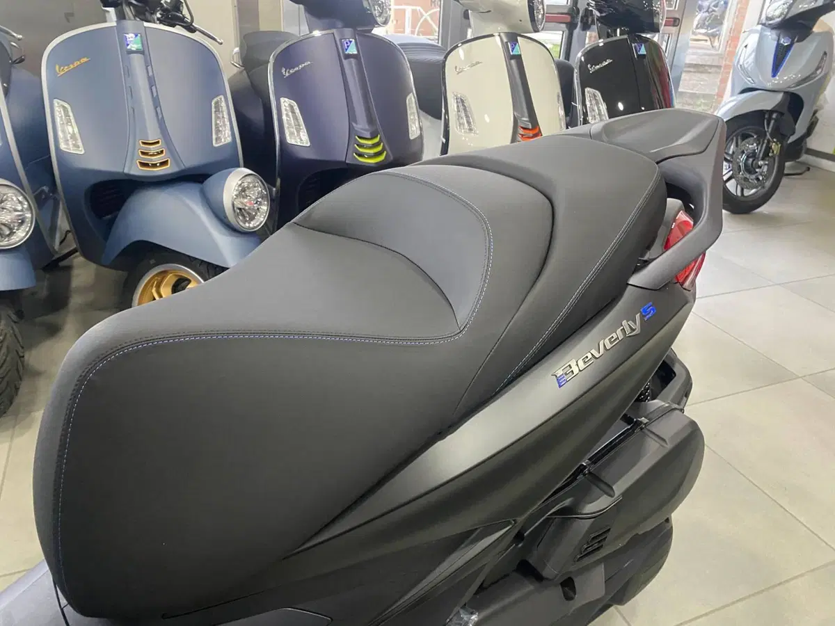 Piaggio Beverly 400 S (2025 - 26) (8)