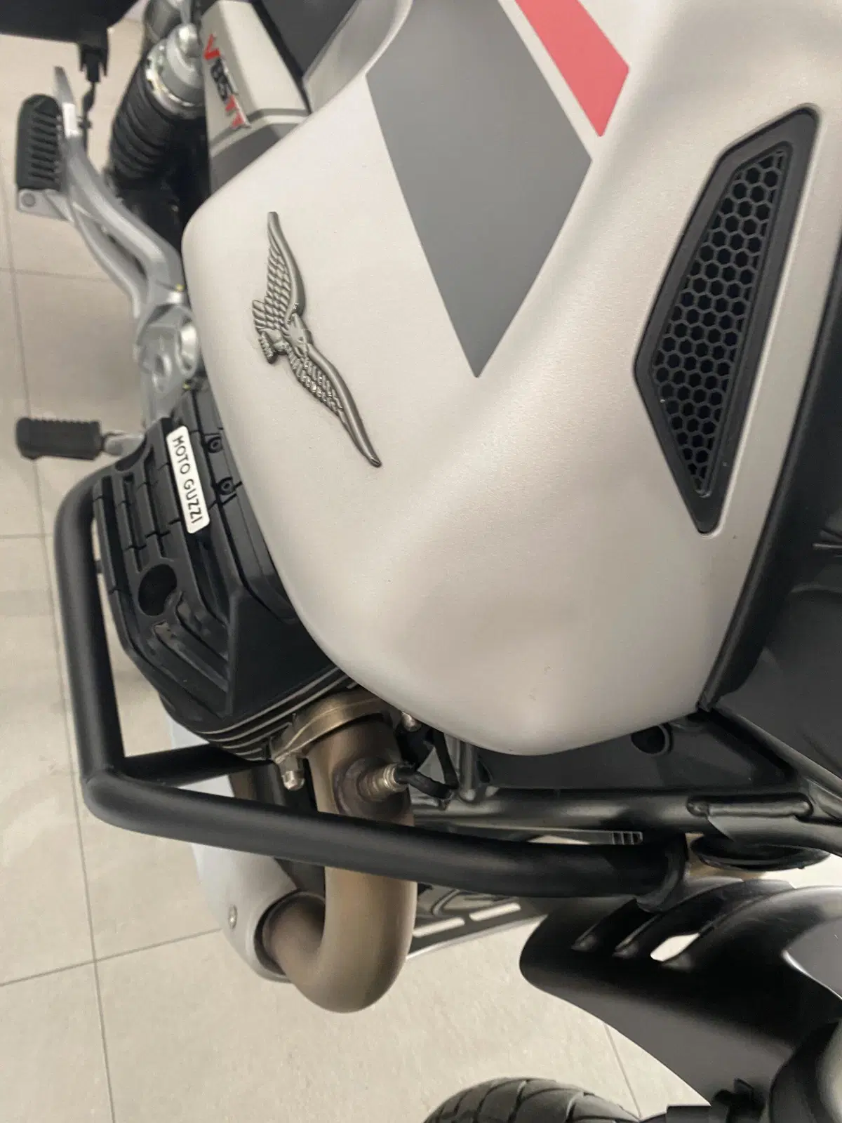 Moto Guzzi V85 TT Travel (2021 - 23) (2)