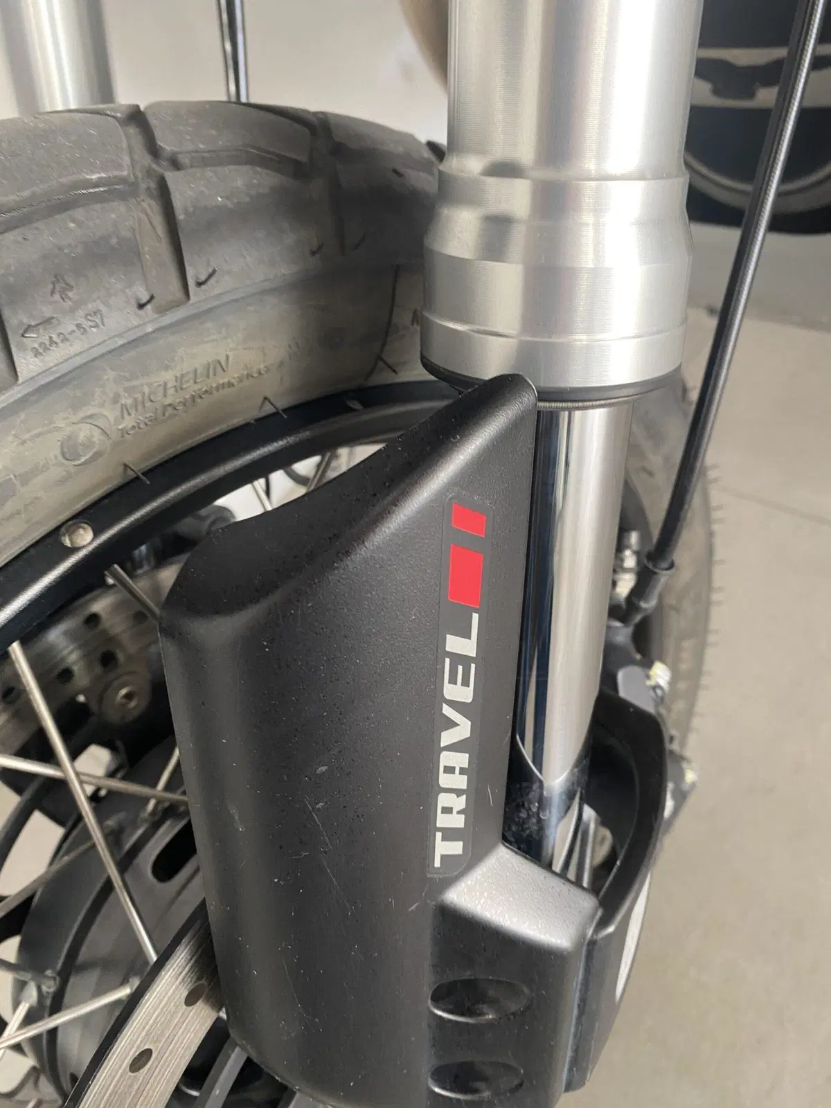Moto Guzzi V85 TT Travel (2021 - 23) (3)