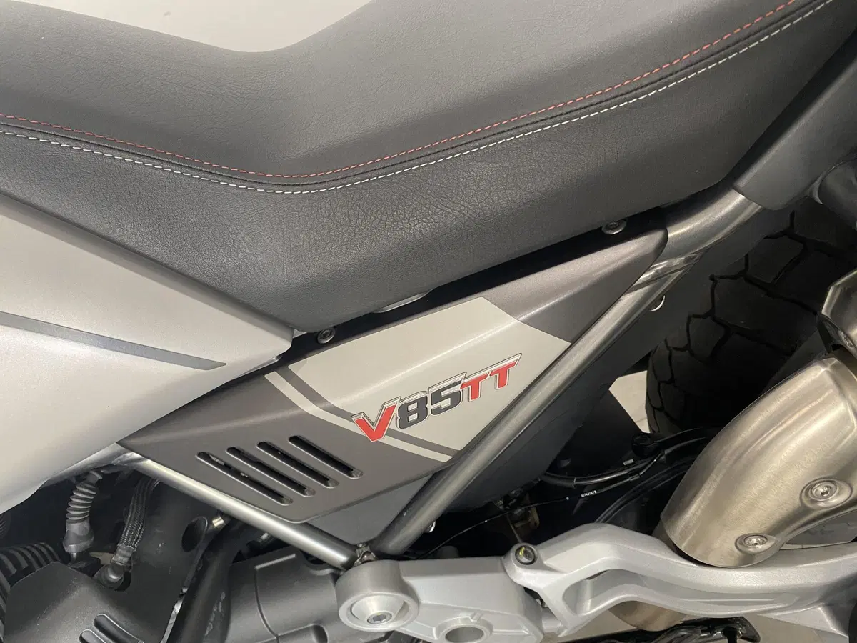 Moto Guzzi V85 TT Travel (2021 - 23) (4)