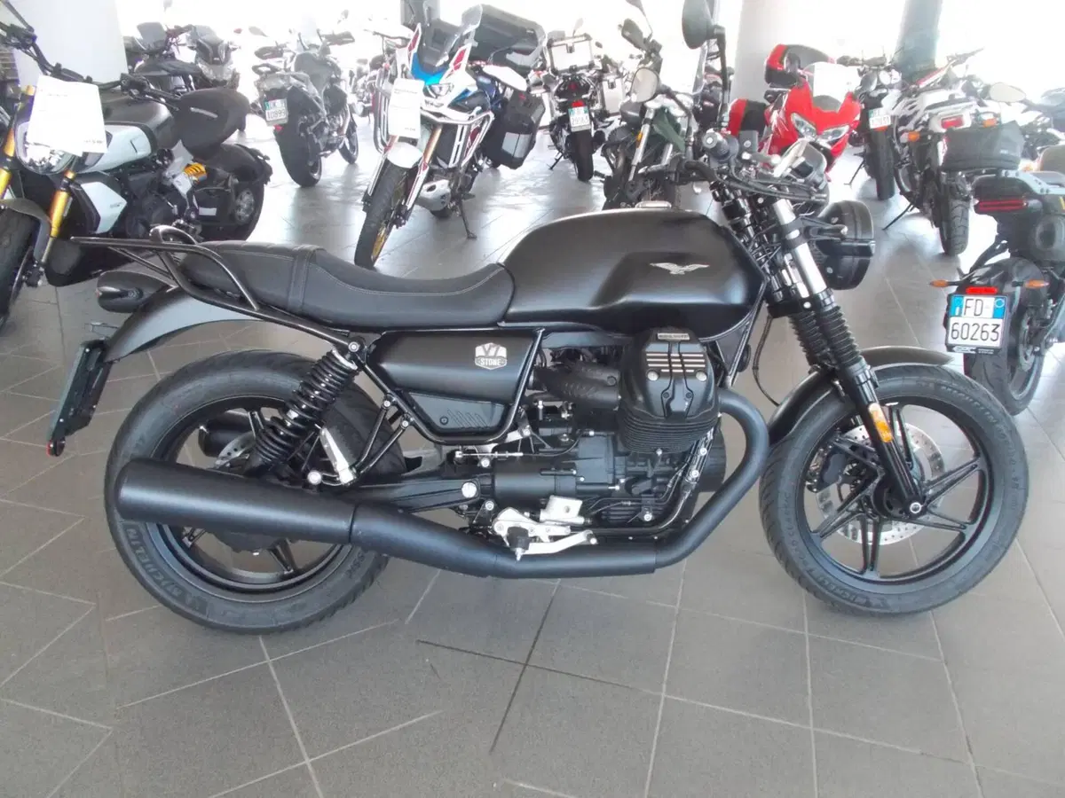 Moto Guzzi V7 Stone (2021 - 24) (2)