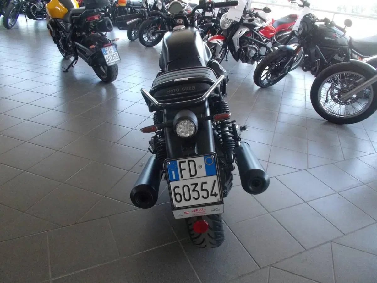 Moto Guzzi V7 Stone (2021 - 24) (3)