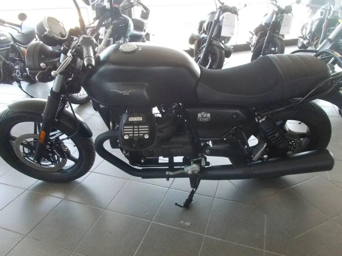 Moto Guzzi V7 Stone (2021 - 24) (4)