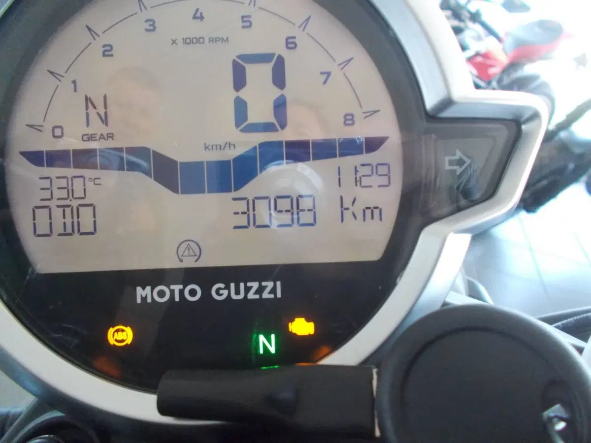 Moto Guzzi V7 Stone (2021 - 24) (5)