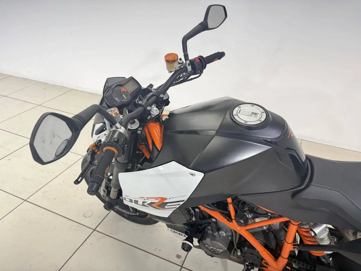 KTM 990 Super Duke R (2009 - 11) (16)
