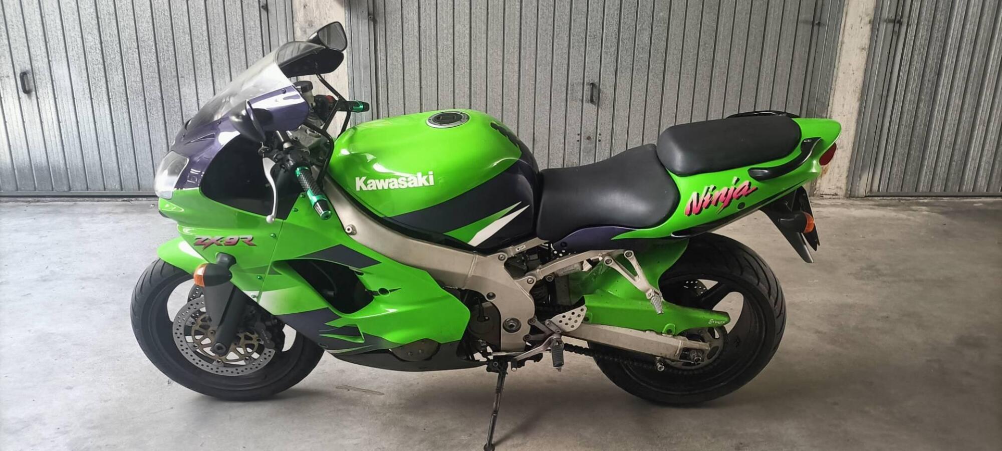 Vendo Kawasaki Ninja 900 ZX-9R (1998 - 01) usata a Orco Feglino