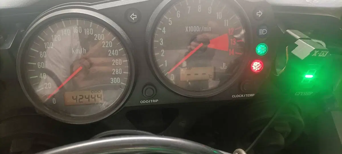 Kawasaki Ninja 900 ZX-9R (1998 - 01) (4)