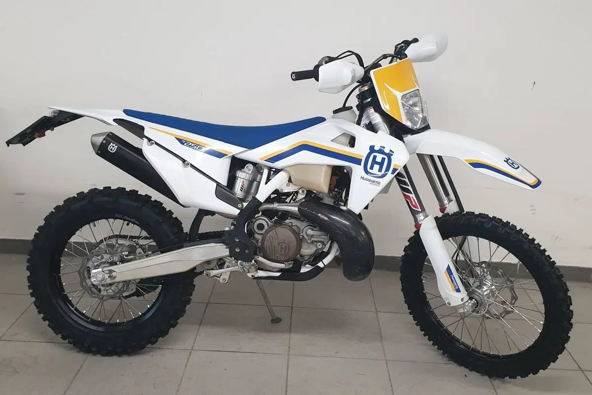 Husqvarna TE 250 Heritage (2023) (2)