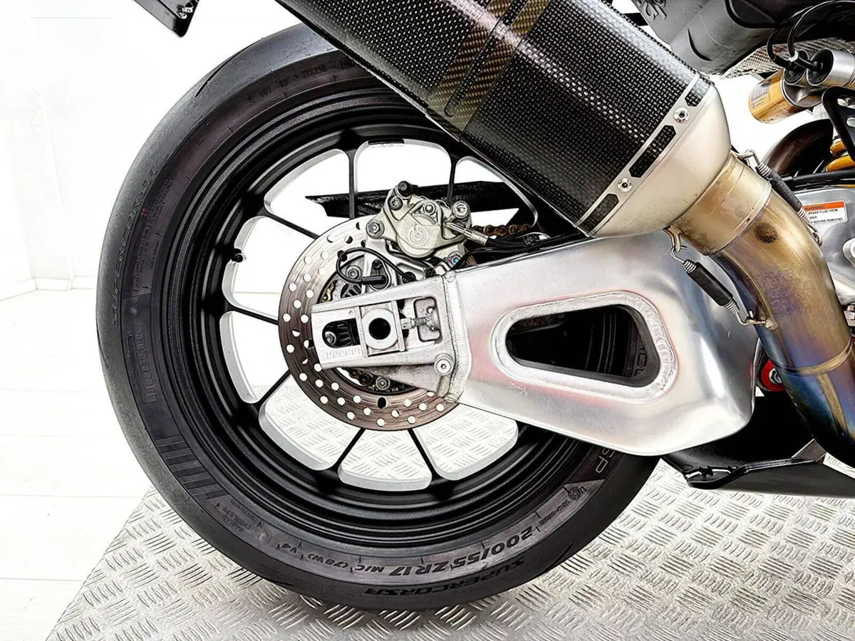 Aprilia RSV4 1100 Factory (2021 - 24) (6)