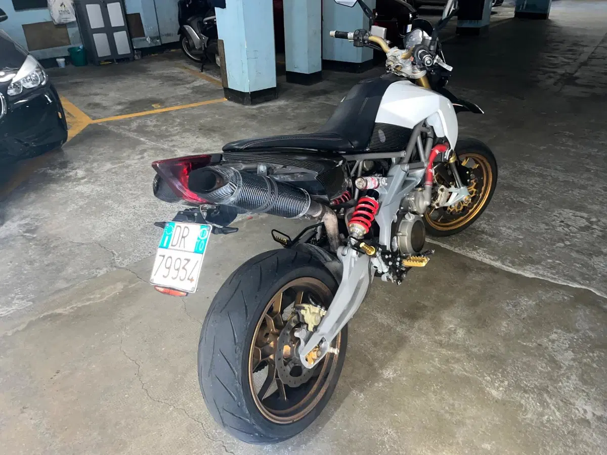 Aprilia Dorsoduro 750 Factory (2010 - 13) (3)