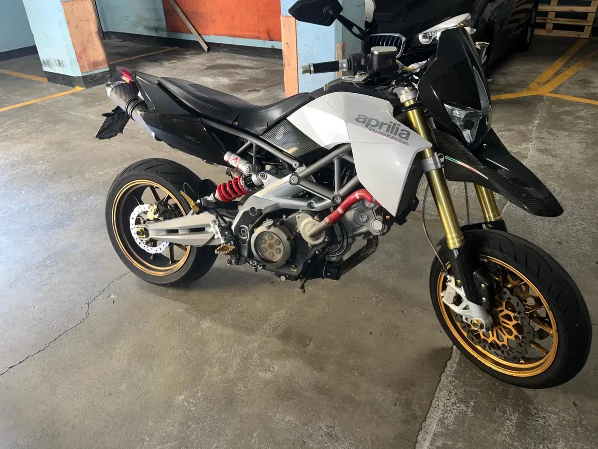 Aprilia Dorsoduro 750 Factory (2010 - 13) (4)