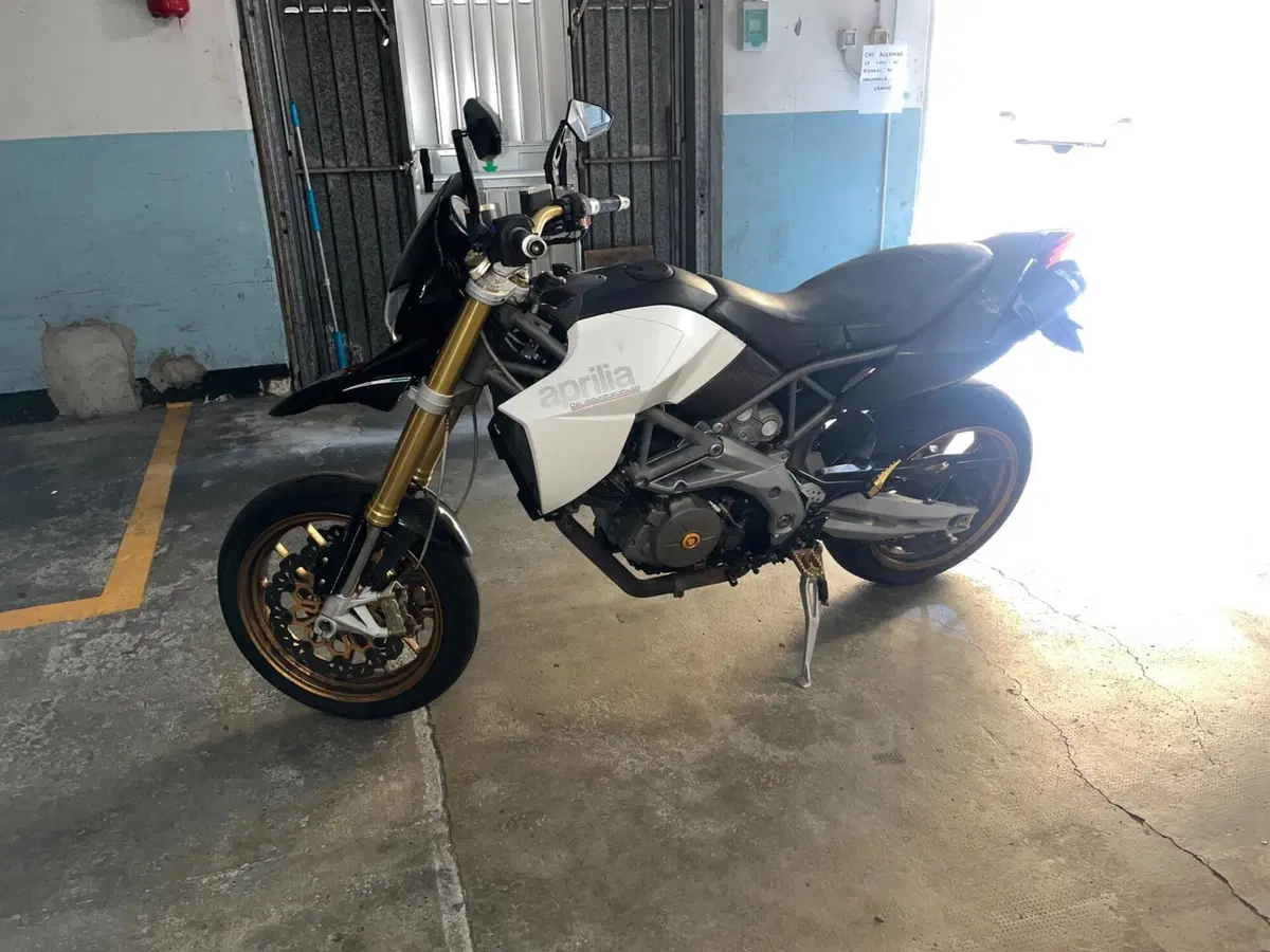 Aprilia Dorsoduro 750 Factory (2010 - 13) (6)