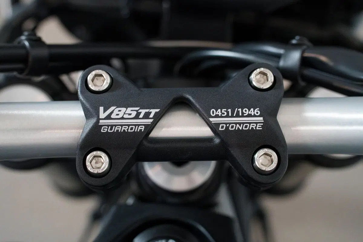 Moto Guzzi V85 TT Guardia d'Onore (2022 - 23) (3)