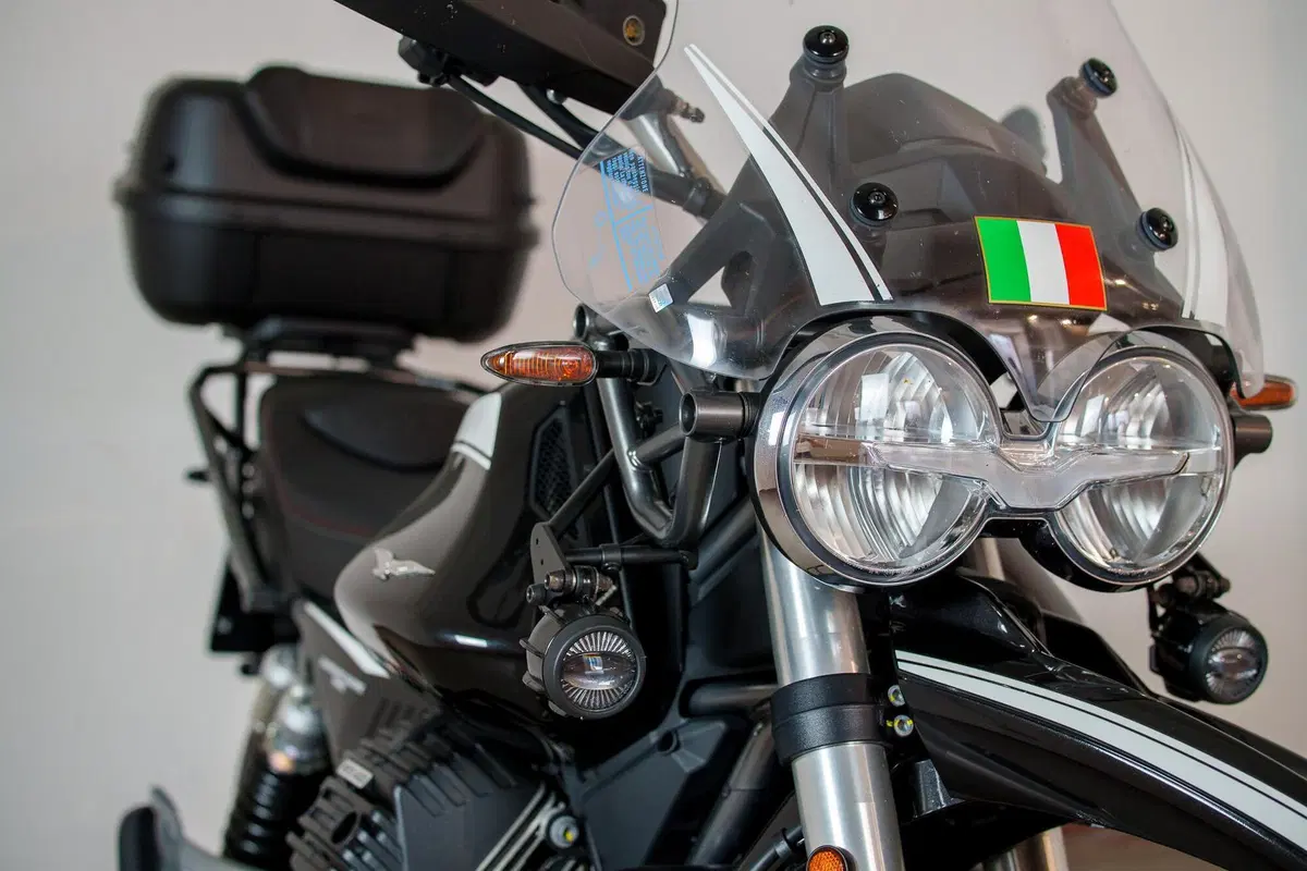 Moto Guzzi V85 TT Guardia d'Onore (2022 - 23) (4)