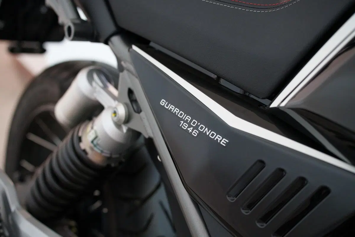 Moto Guzzi V85 TT Guardia d'Onore (2022 - 23) (8)