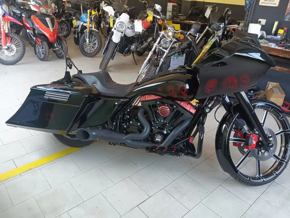 Harley-Davidson 1690 Street Glide (2011 - 13) - FLHX (2)