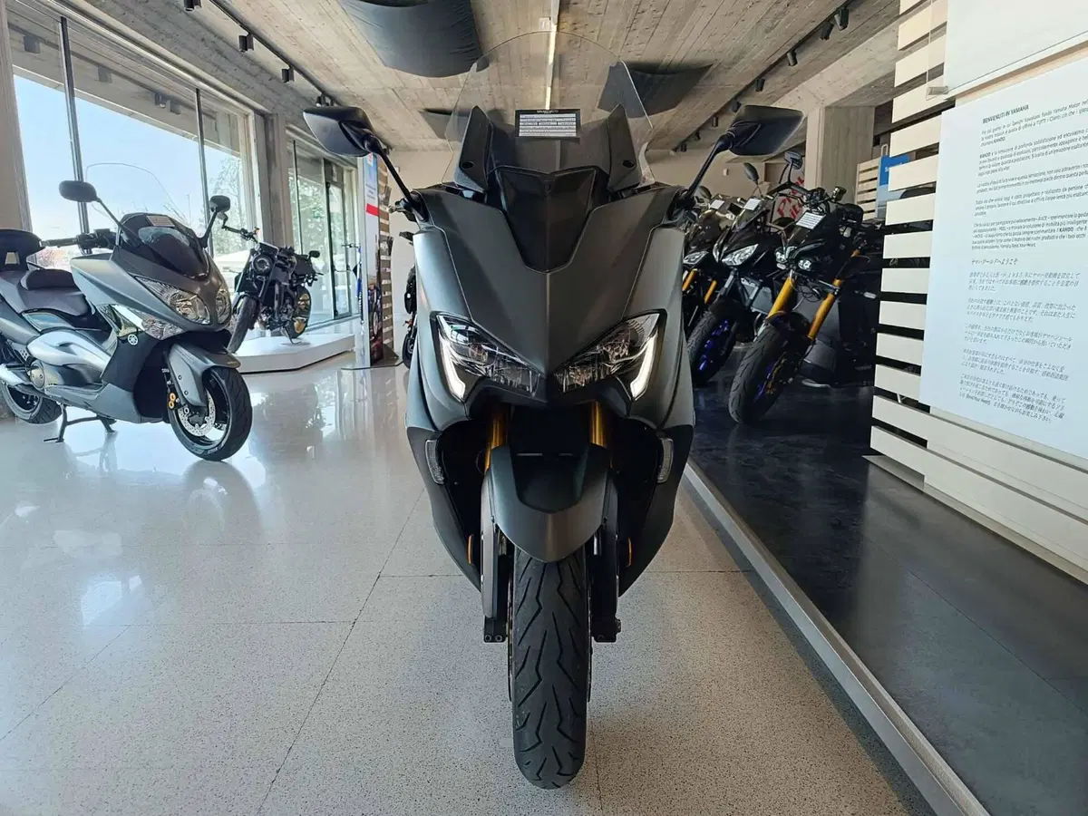 Yamaha T-Max 560 Tech Max (2020) (2)