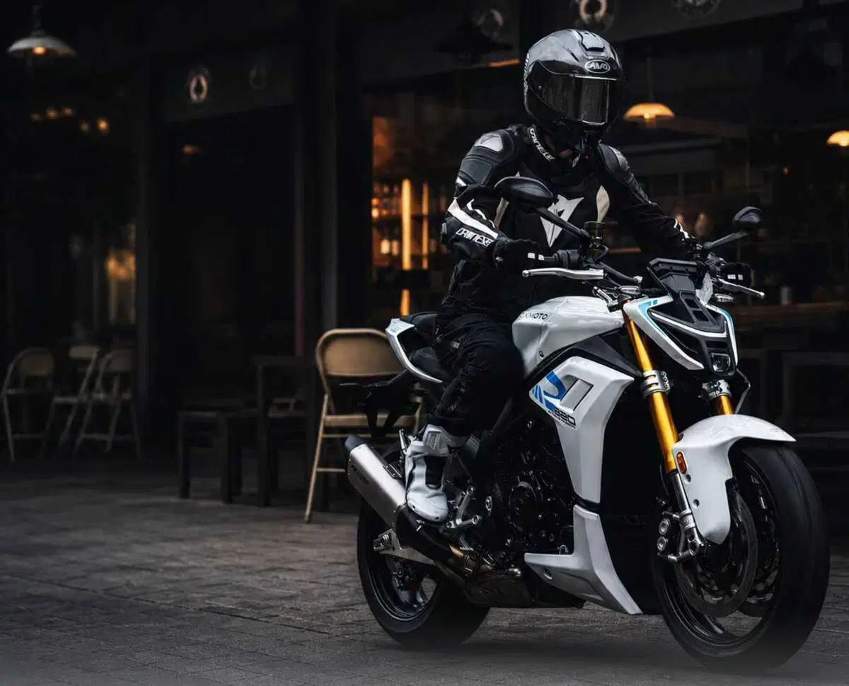ZXMoto 820R: ecco la nuda che farà tremare il mercato (3)