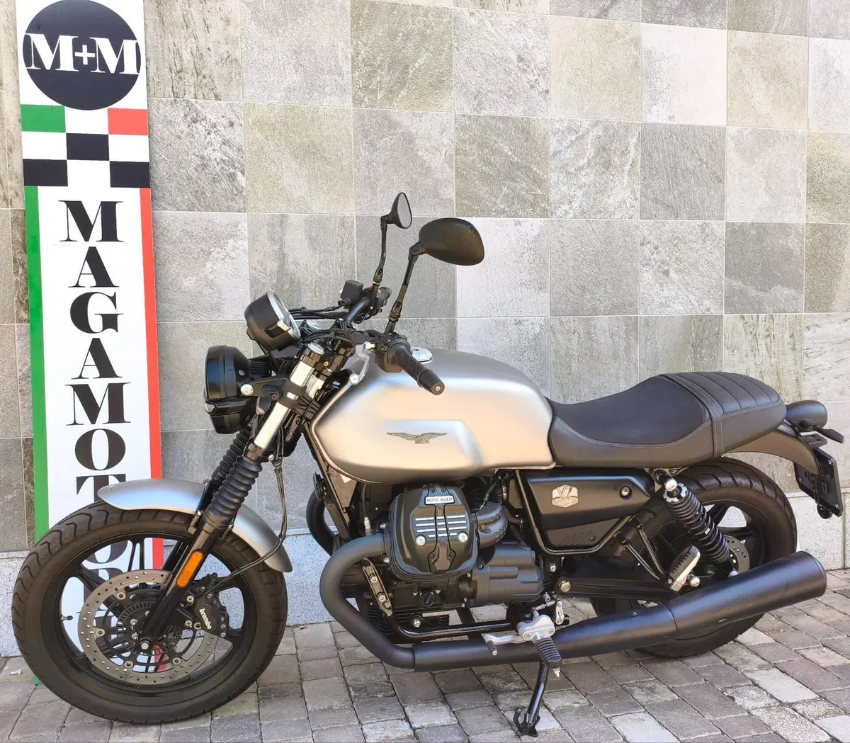 Moto Guzzi V7 Stone (2021 - 24) (2)
