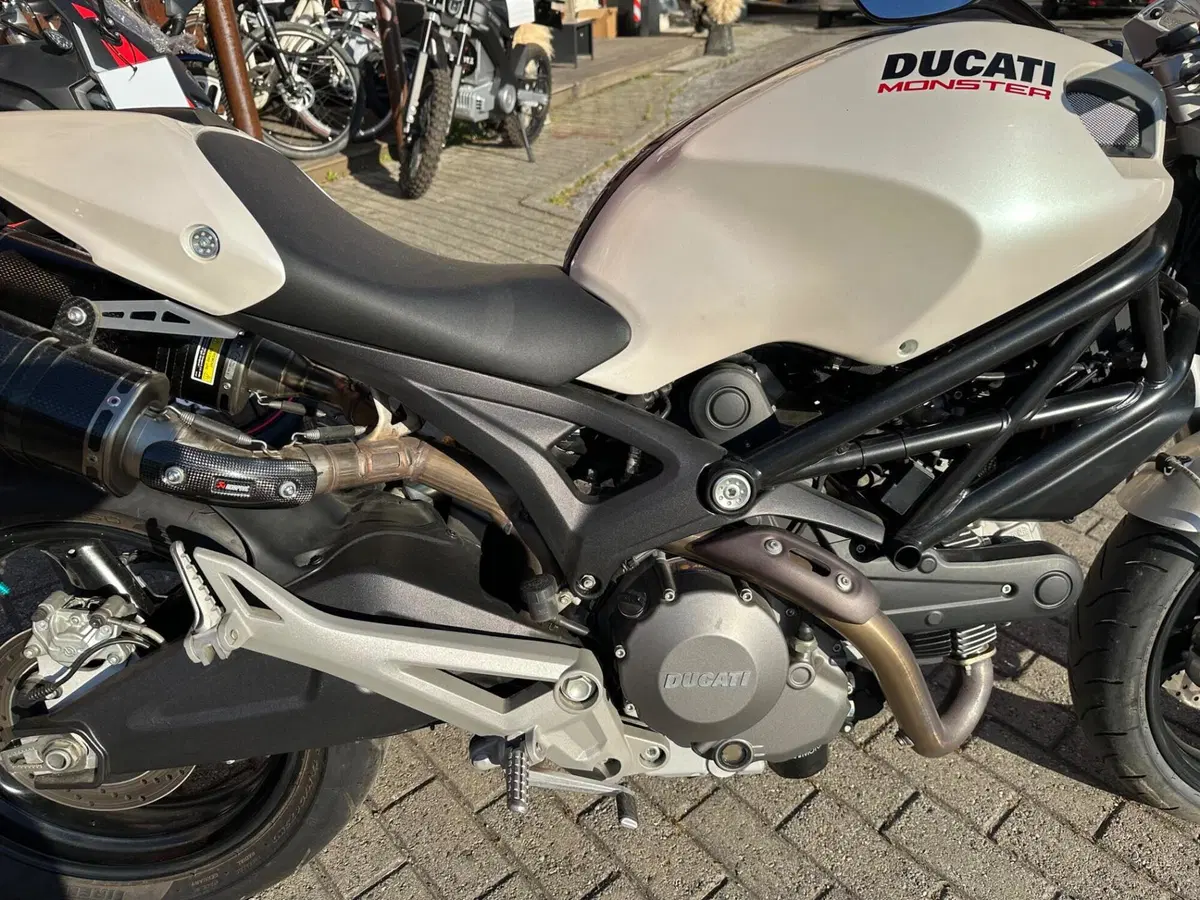 Ducati Monster 696 (2008 - 13) (2)