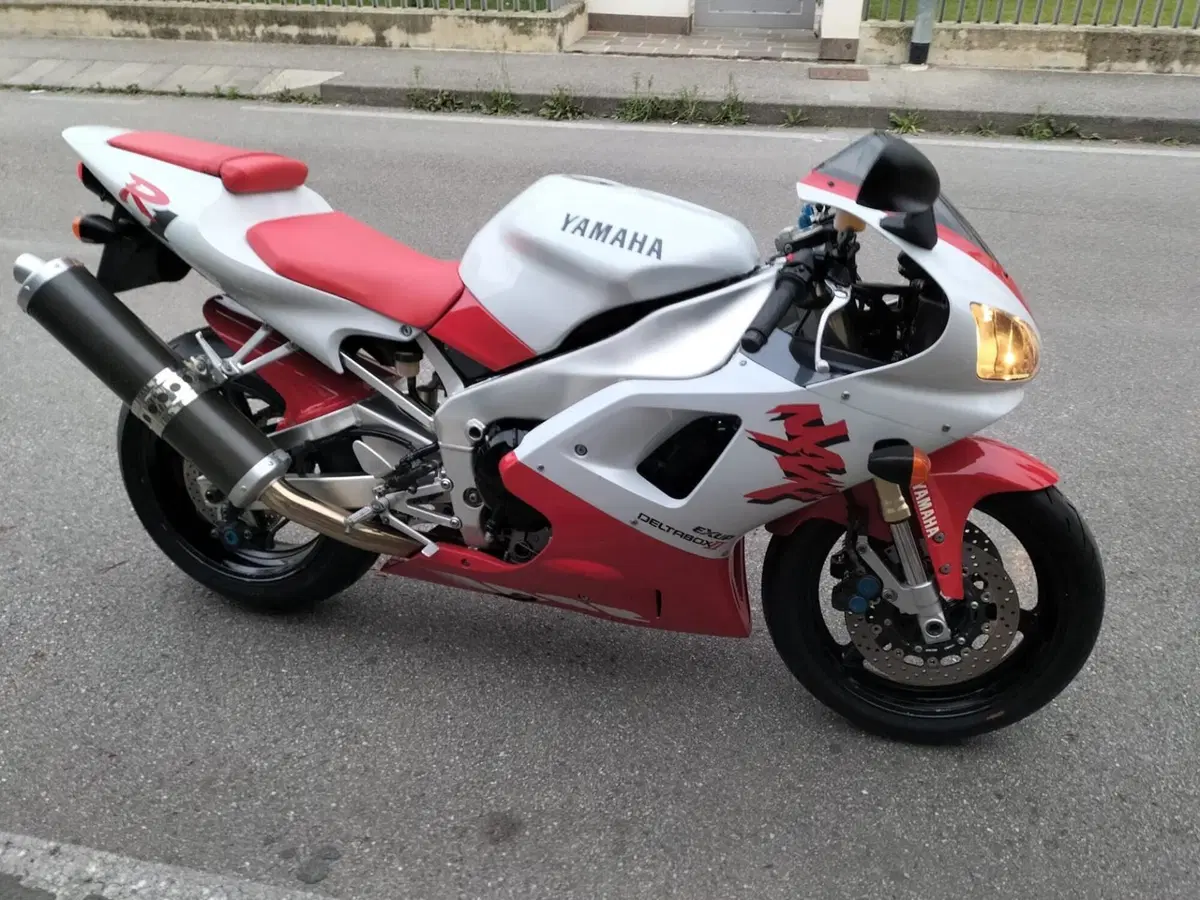 Yamaha YZF r1 (3)