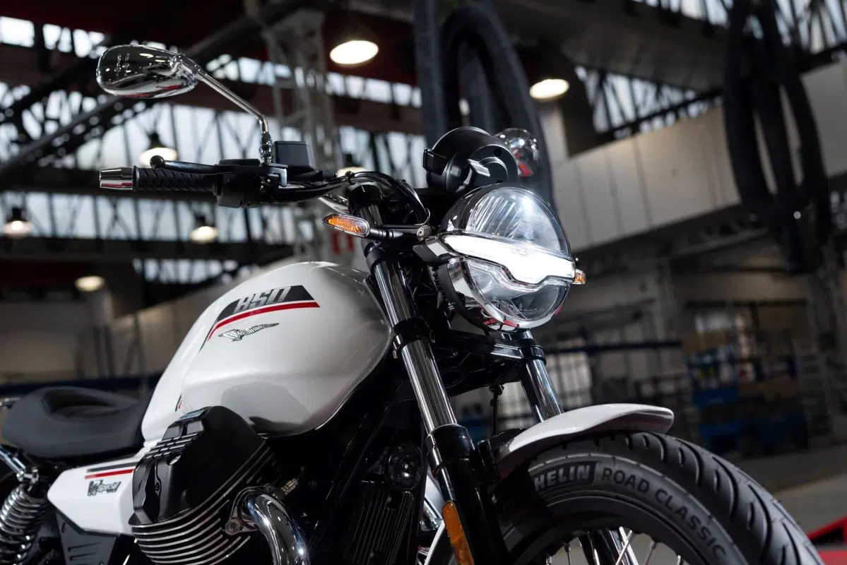Moto Guzzi V7 Stone (2025 - 26) (4)