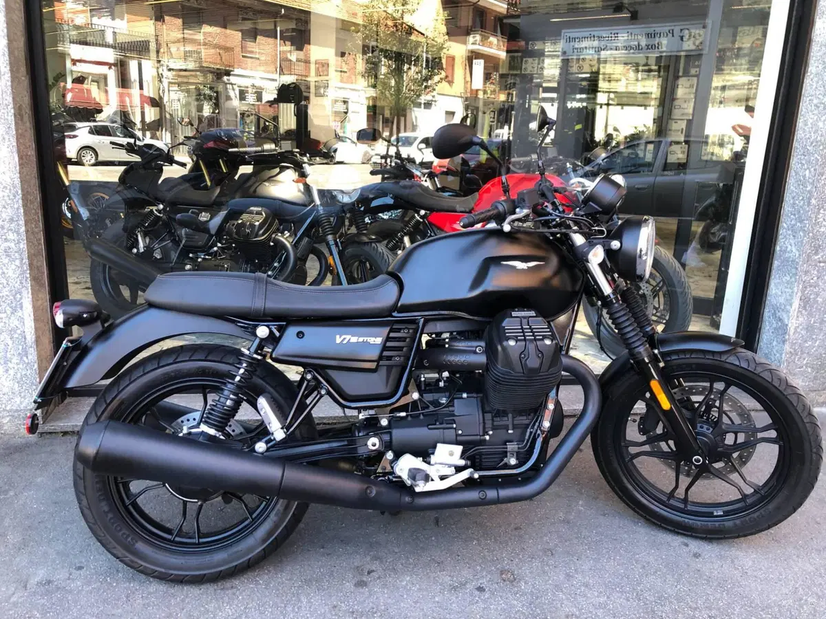 Moto Guzzi V7 III Stone (2017 - 20)
