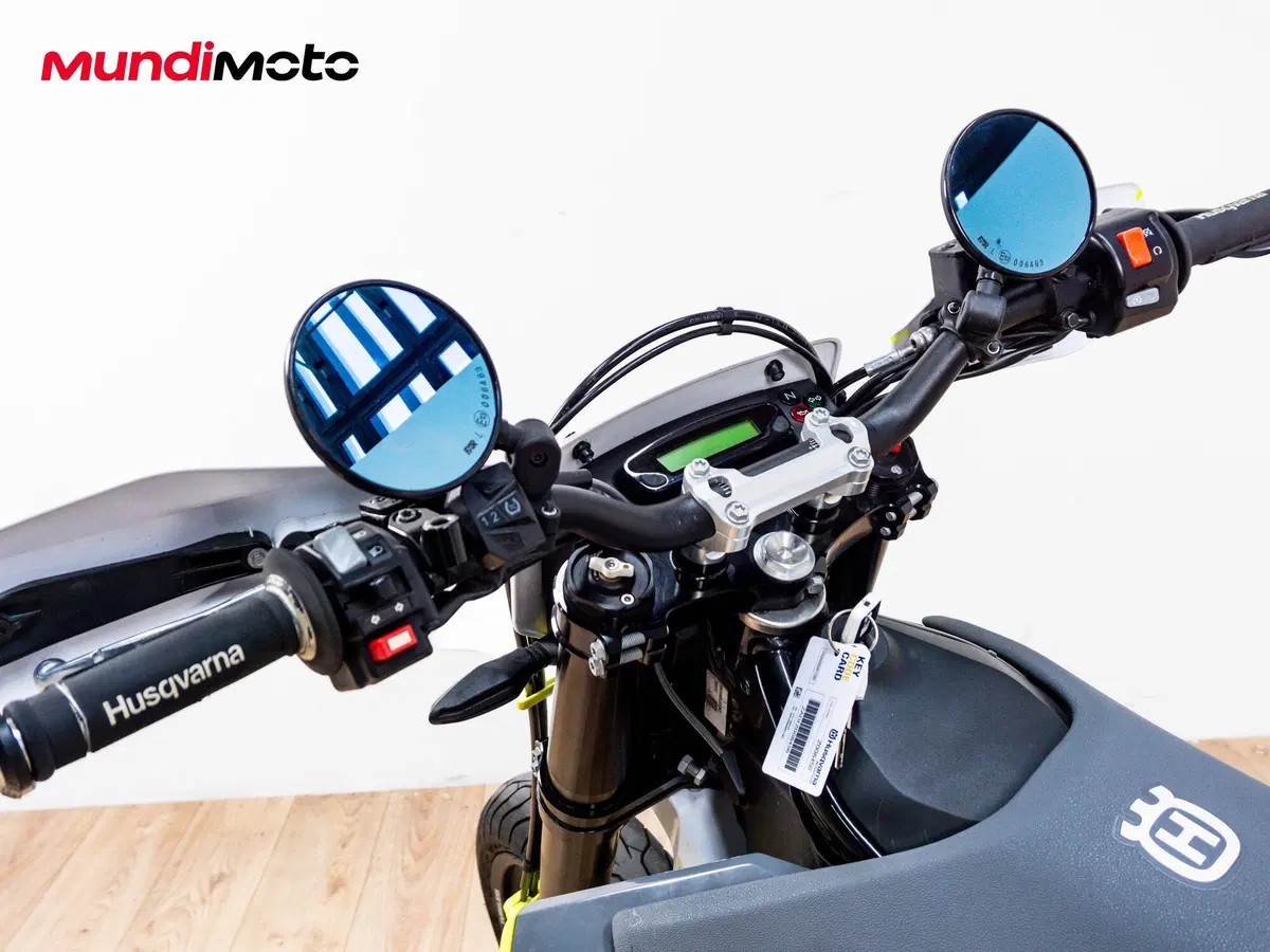 Husqvarna 701 Supermoto (2016) (11)