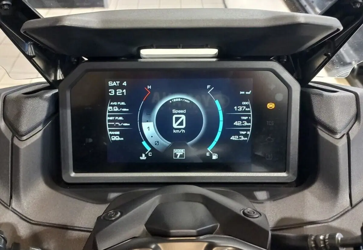 Yamaha T-Max 560 Tech Max (2025 - 26) (4)