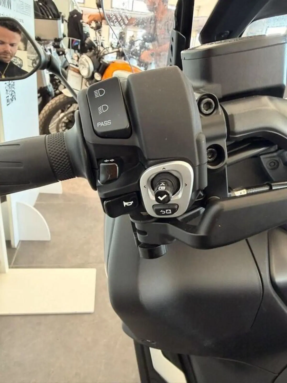 Yamaha T-Max 560 Tech Max (2022 - 24) (6)