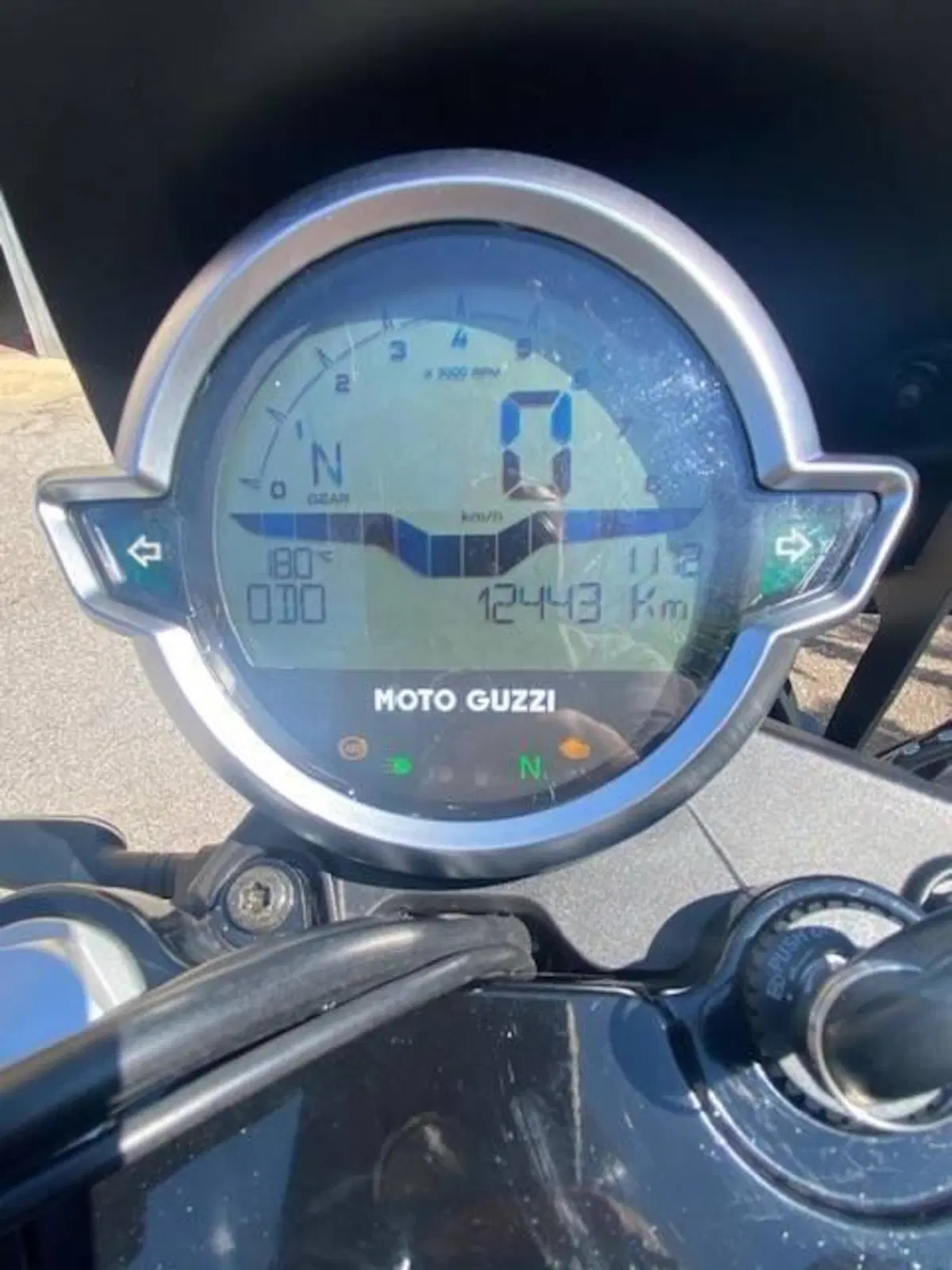 Moto Guzzi V7 Stone (2021 - 24) (10)